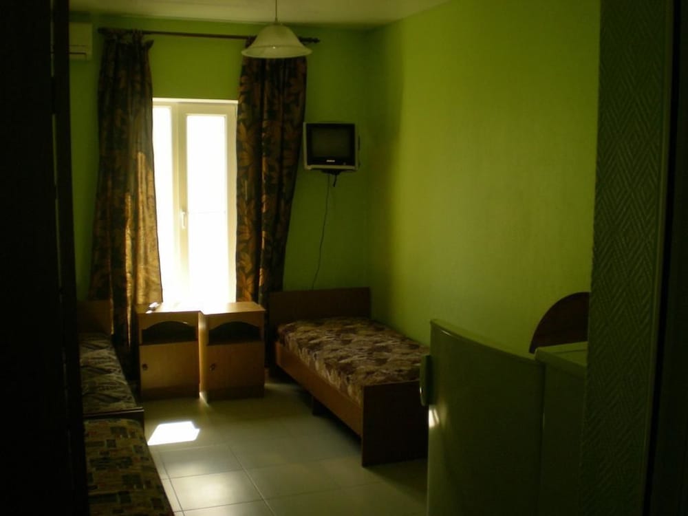 Economy Triple Room, 3 Twin Beds photo 2