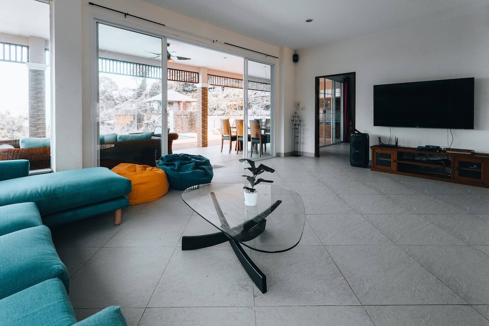 Villa, 4 Bedrooms, Accessible, Smoking photo 1