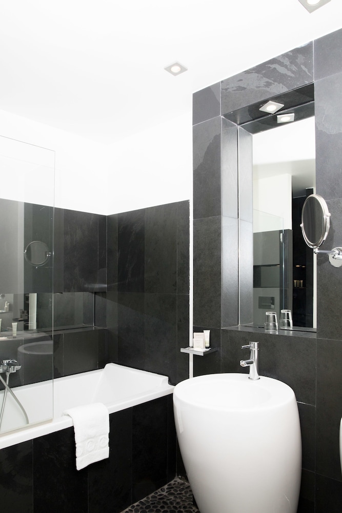 Superior Double or Twin Room thumbnail 5