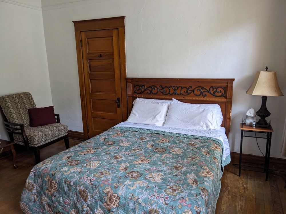 Pet-Friendly, Shared Bath, Queen
