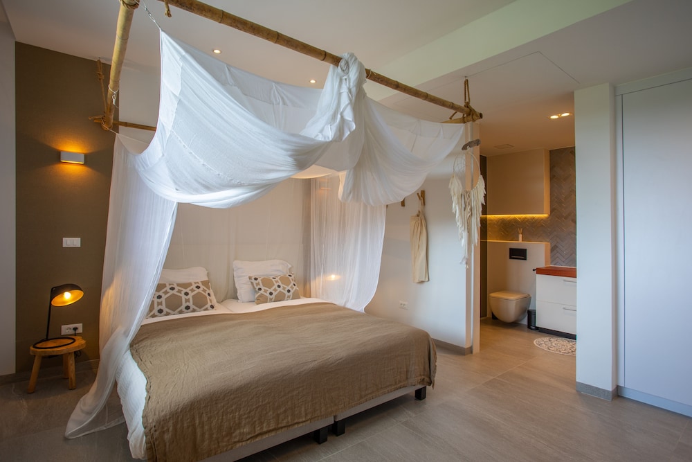Beach Front Luxury Penthouse 2-4 bedroom photo 3