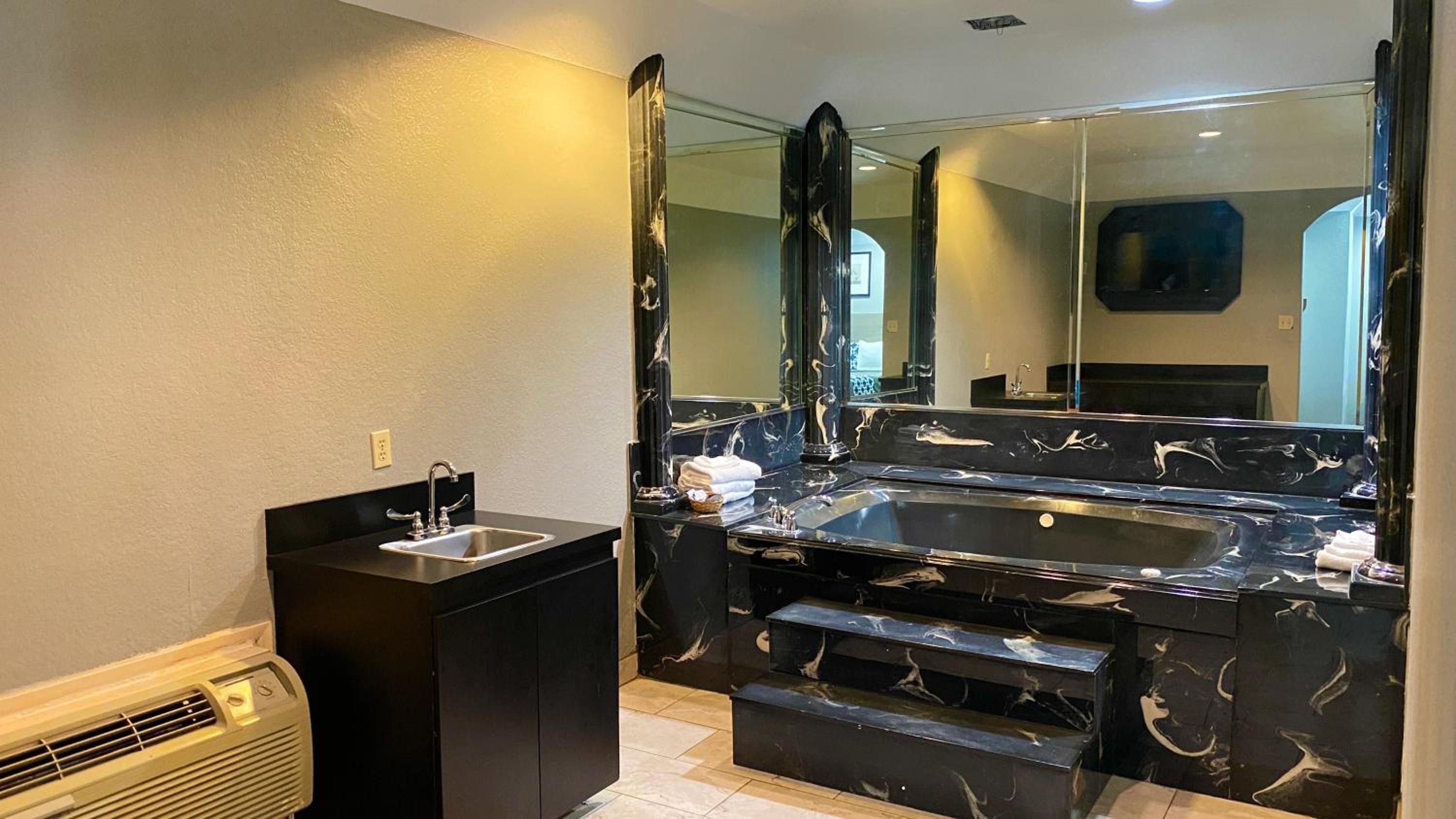 King Suite with Spa Bath - Photo 17