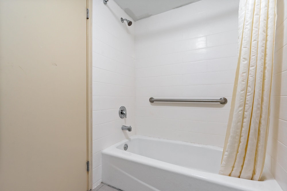 Superior Room, 2 Queen Beds - Photo 6