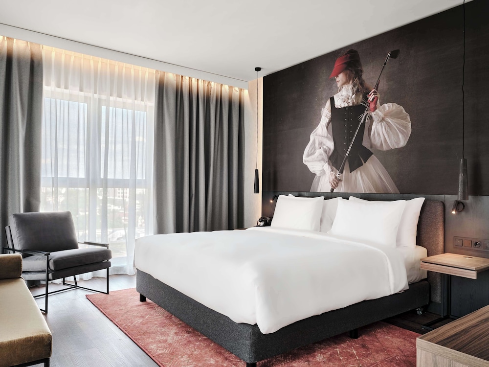 Suite, Corner - Photo 1