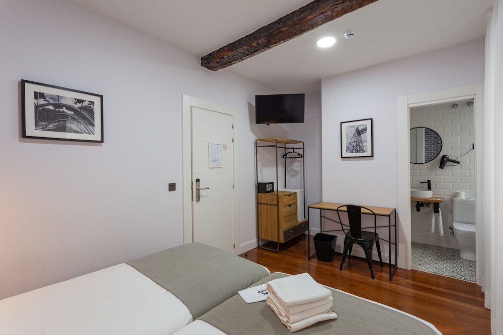 Twin Room - Photo 4