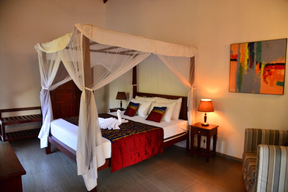 Deluxe Double Room, 1 King Bed, Private Bathroom, Pool View photo 2
