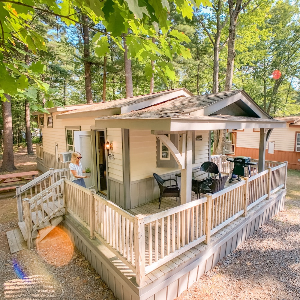 One Bedroom Cottage with Loft (Linens not provided) photo 2