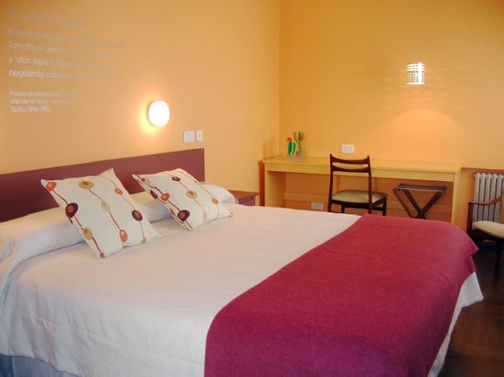 Standard Room, 1 Queen Bed photo 3