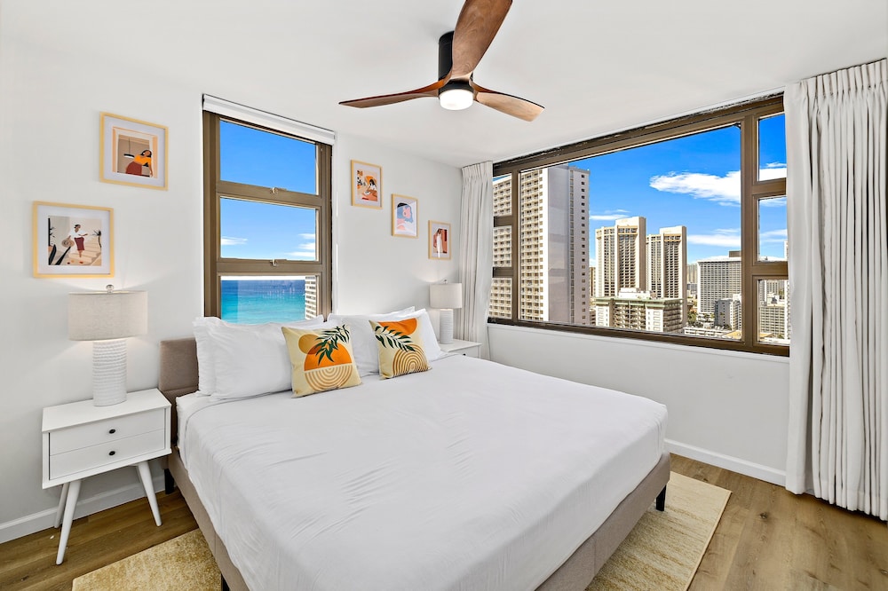 Premium Remodeled Condo with Ocean View and Parking: Premium Suite, 1 King Bed with Sofa bed, Air conditioning, Ocean View (0132) photo