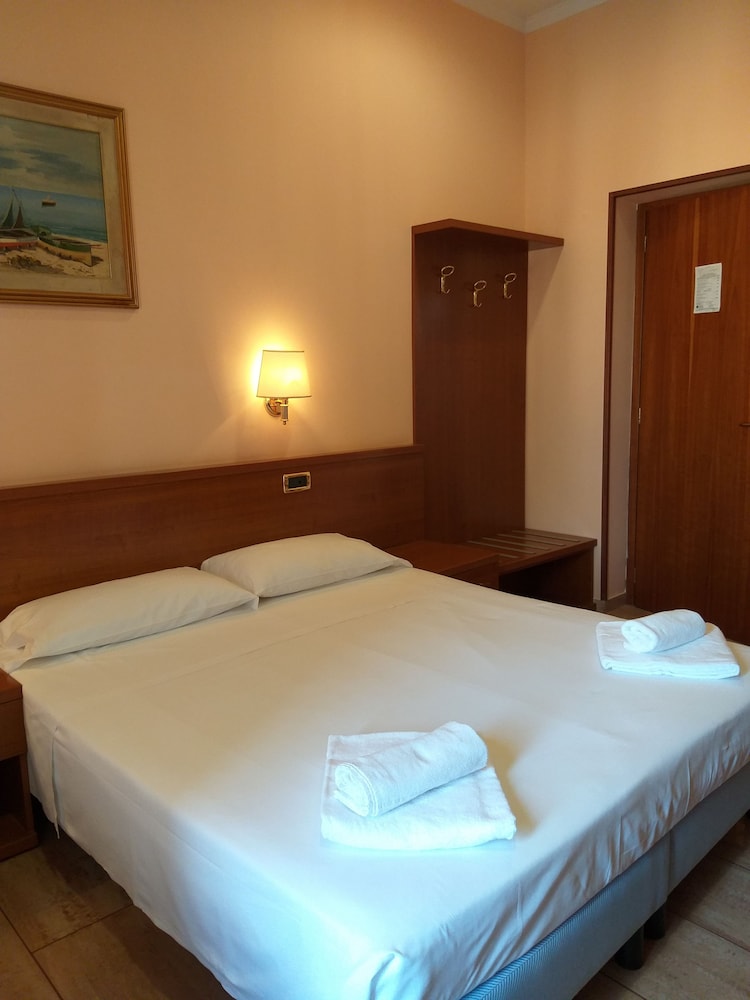 Standard Twin Room, 1 Bedroom, Private Bathroom photo 3