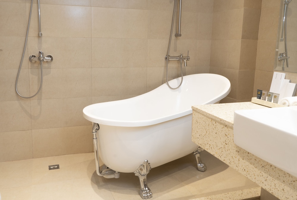 Executive Suite, 1 King Bed, Bathtub - Photo 5