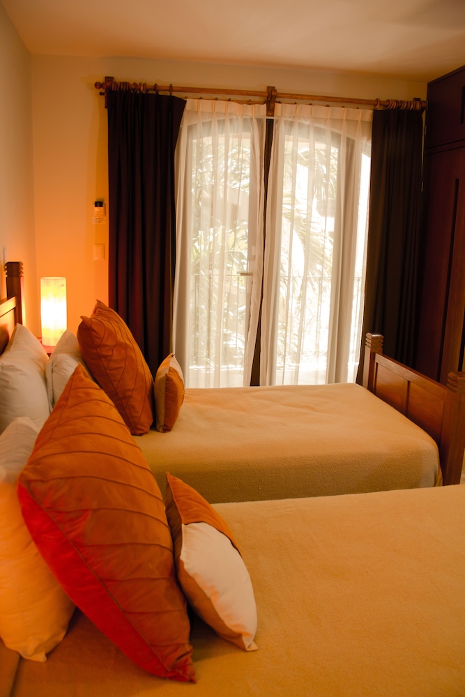Suite, 3 Bedrooms - Photo 2