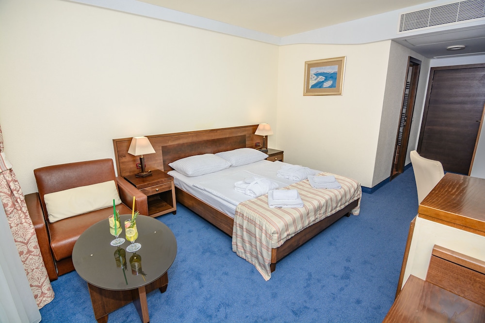 Standard Double Room, Balcony, Park View - Photo 4