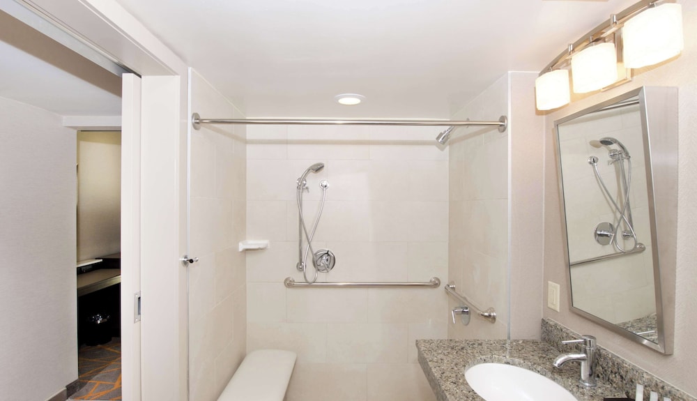 Room, 1 Double Bed, Accessible (Roll-In Shower) - Photo 8