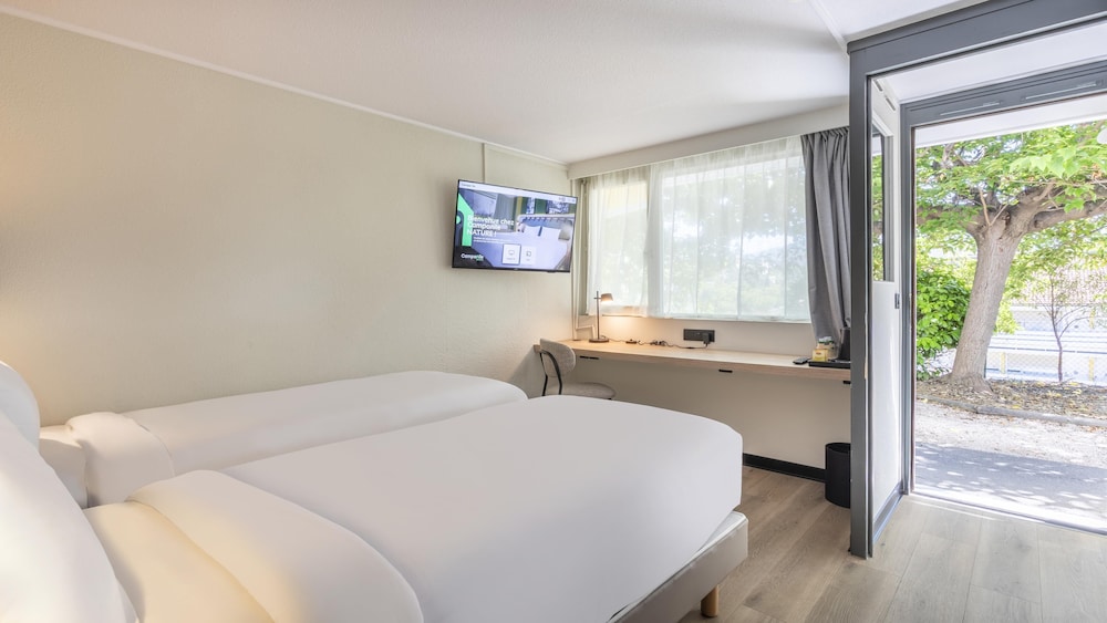 Standard Room, 2 Twin Beds - Photo 3