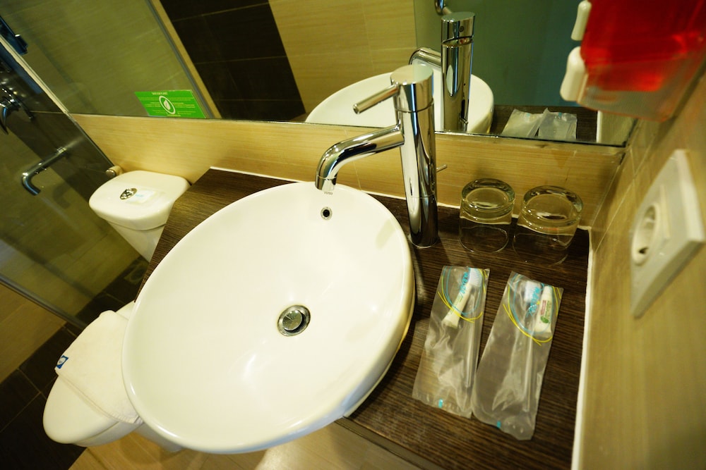 Deluxe Room Only (bed type based on availability) photo 2