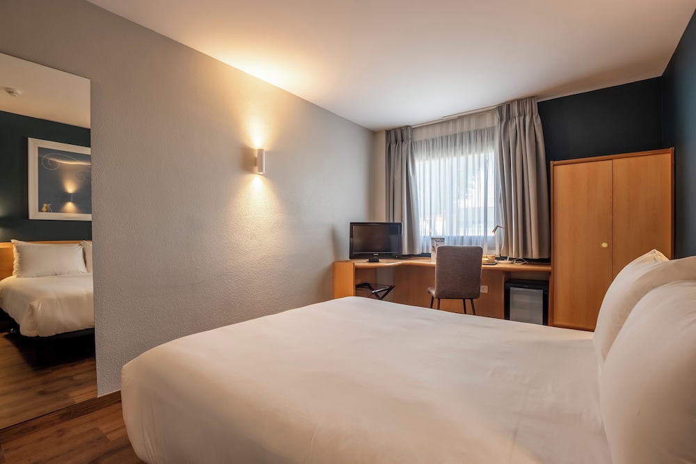 Room - Photo 12