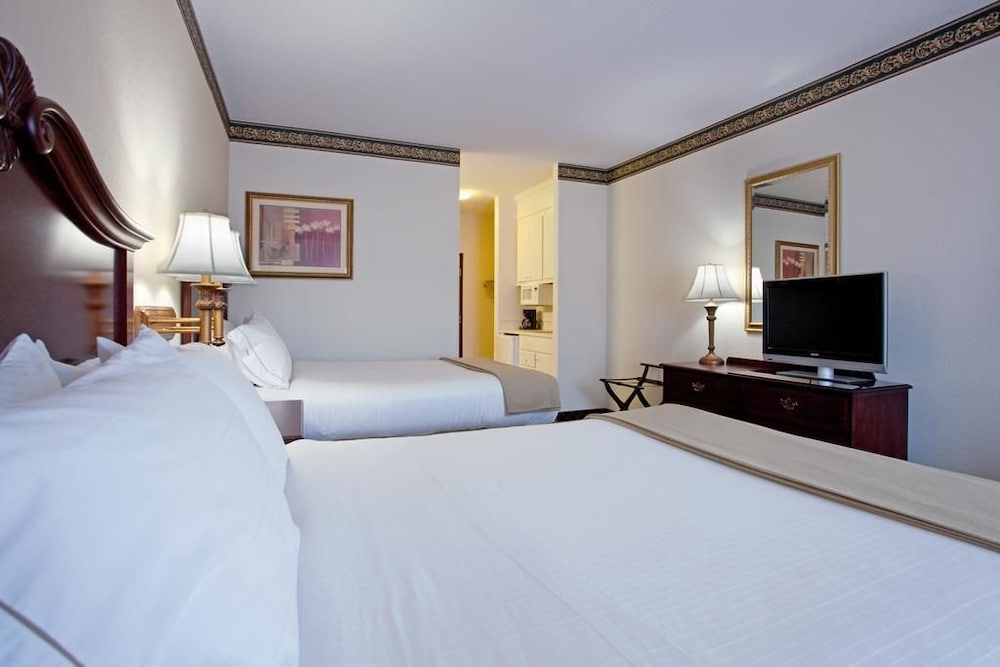 Standard Room, 2 Queen Beds (Two Queen Non-Smoking) photo 1