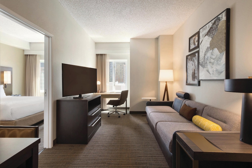 Suite, 1 Queen Bed with Sofa bed - Photo 15