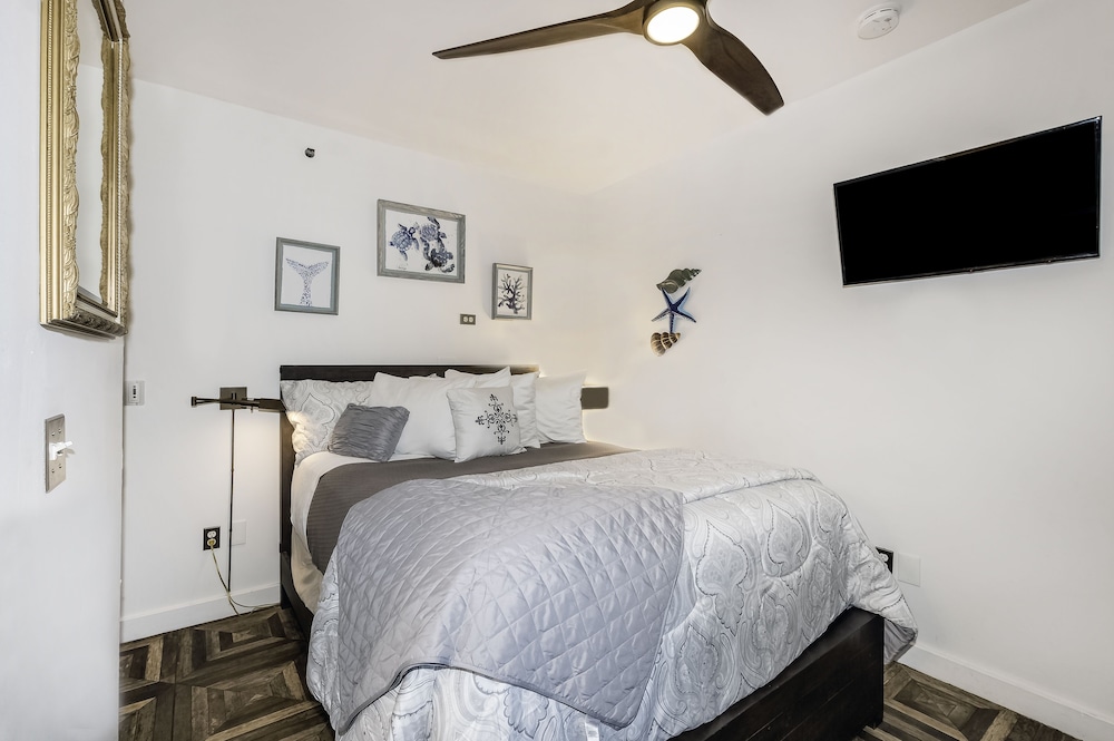 Standard Room, 1 Queen Bed ( (17))