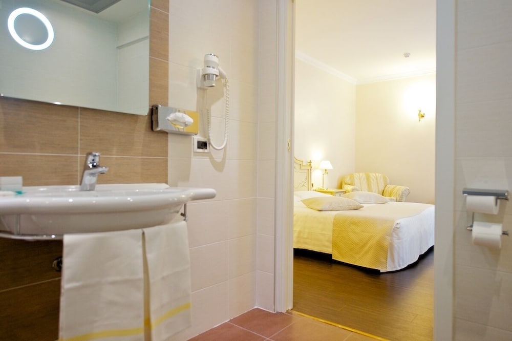 Deluxe Room, 1 Double Bed - Photo 13