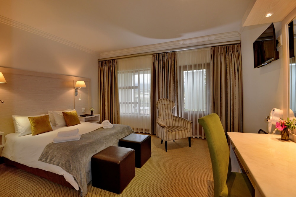 Superior Double or Twin Room, Patio, Pool View photo 2