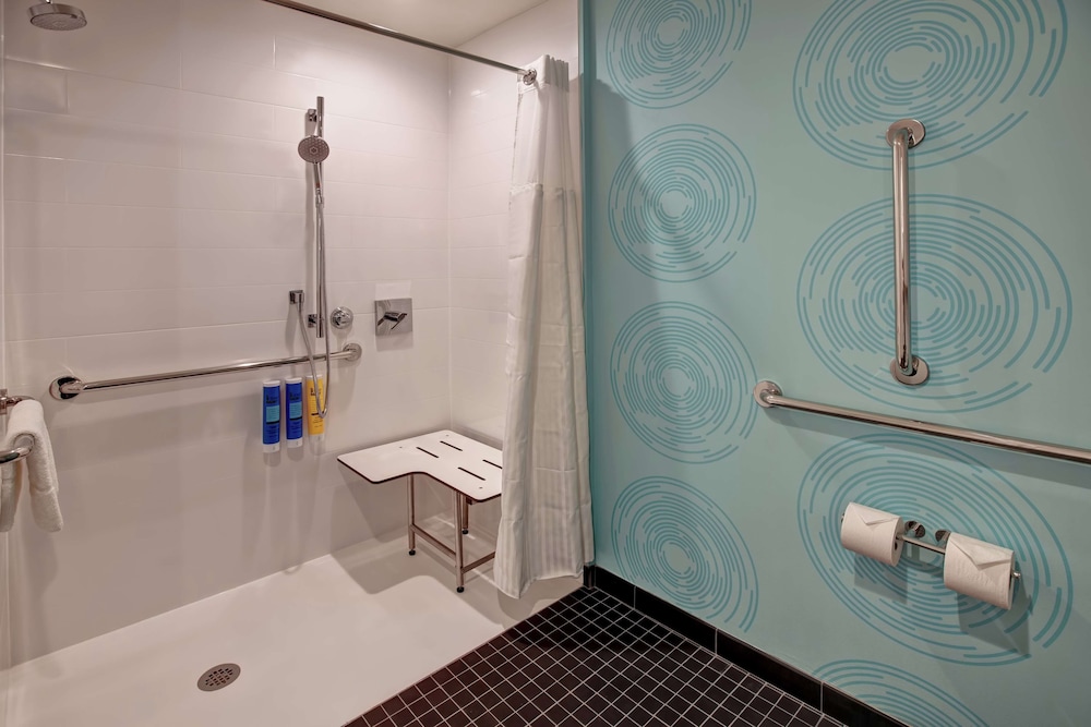 Room, 1 King Bed, Accessible (Hearing) - Photo 4