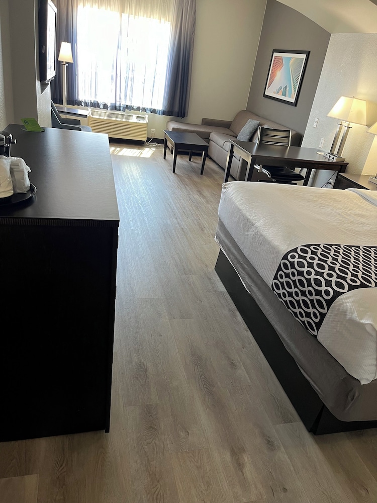 Deluxe Room, 1 King Bed, Non Smoking (Deluxe Executive Room) - Photo 2