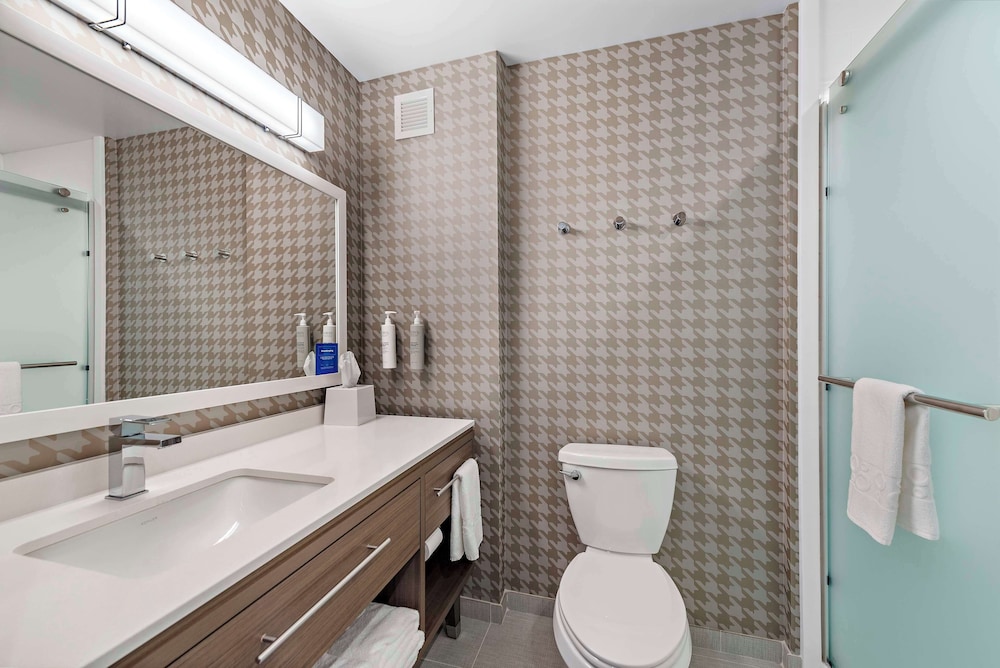 Studio, 1 King Bed, Accessible, Bathtub (Mobility & Hearing) photo 3