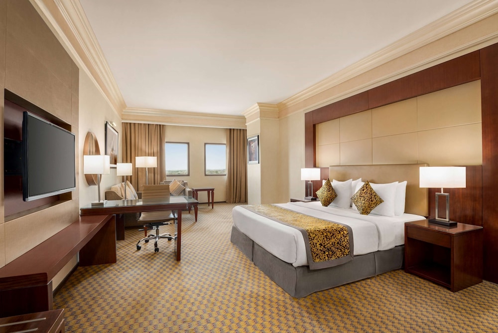 Suite, 1 King Bed, Accessible, Non Smoking - Photo 2