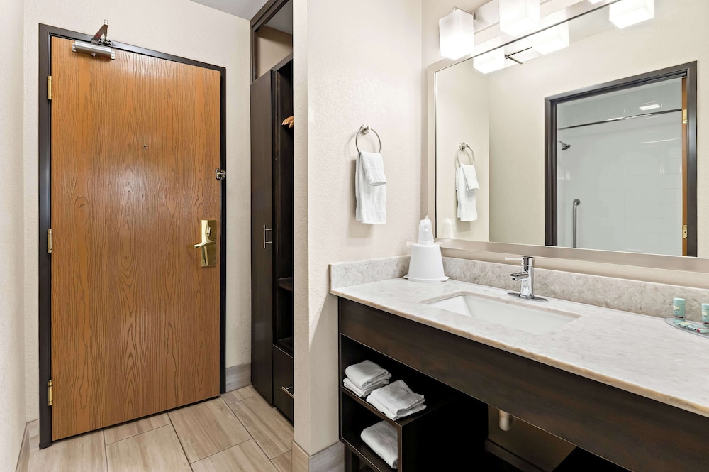 Family Suite, Multiple Beds, Non Smoking, Microwave (With Sofabed) - Photo 4