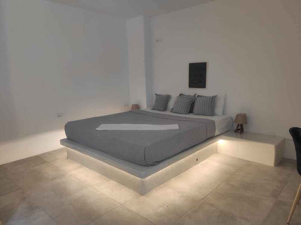 Double Room, 1 Queen Bed, Pool View