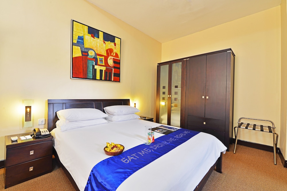 Suite, 1 King Bed, City View photo 2