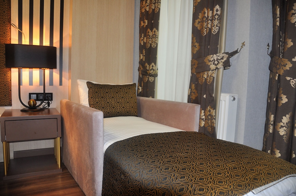 Superior Triple Room with Balcony photo 2