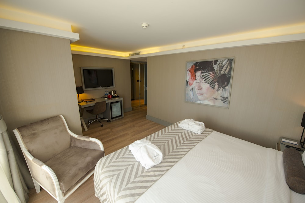 Deluxe Double or Twin Room, 1 Bedroom, Partial Sea View photo 1