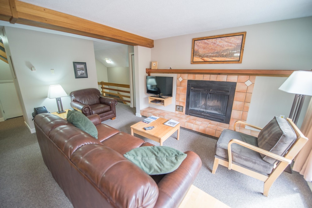Condo, 3 Bedrooms, 2 Bathrooms photo 2
