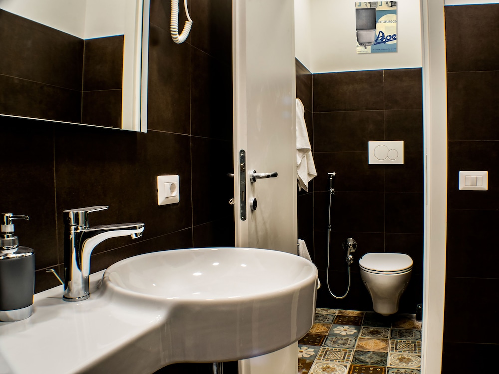 Double Room Single Use, Ensuite photo 2
