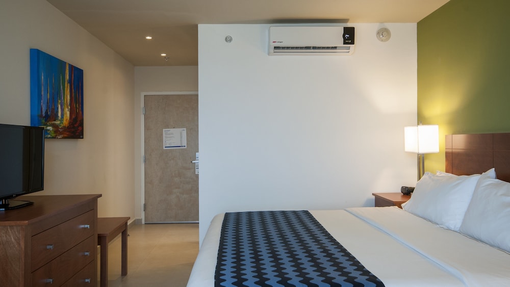 Standard Room, 1 King Bed, Sea View thumbnail 5