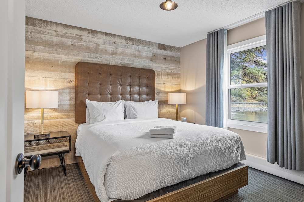 Queen Suite with Sofa bed (Self Check In, No Pets)