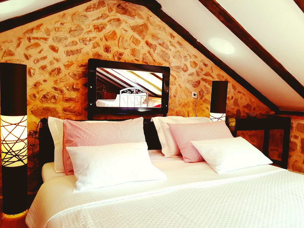 House (Dinko)