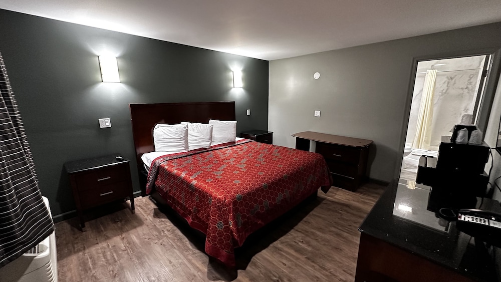 Room, 1 King Bed, Smoking photo 1