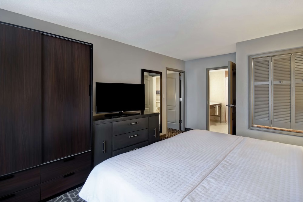 Suite, Accessible, Non Smoking (Roll-in Shower) - Photo 2