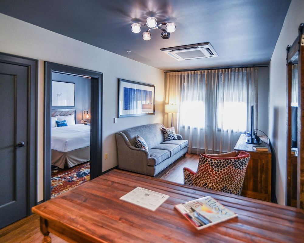 Premier Suite, 1 King Bed, Non Smoking photo 1