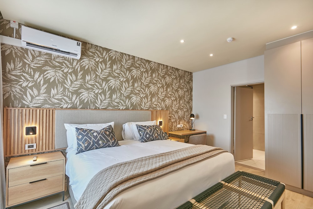 Deluxe Room, 1 King Bed photo 3