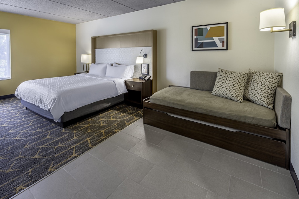 Standard Room, 1 King Bed, Accessible Bathtub (Communications) - Photo 3