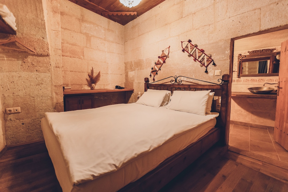 Economy Double Room, 1 Queen Bed, Private Bathroom, Courtyard View