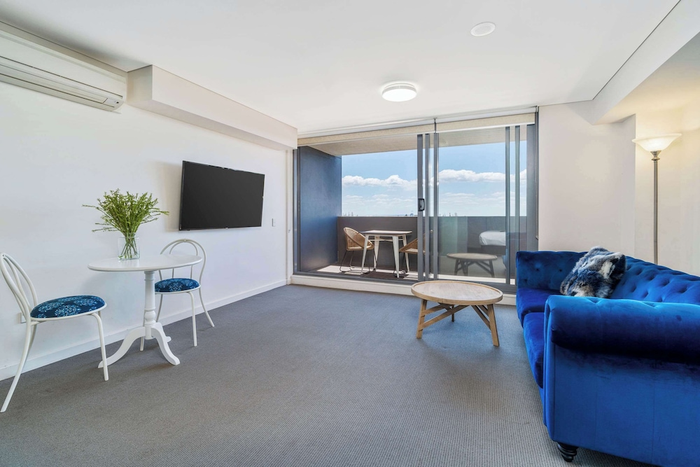 Suite, 1 Queen Bed, Non Smoking, Harbor View photo 3