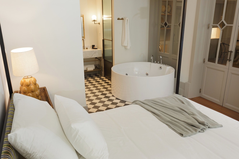 Suite Royal with Bathtub - Photo 2