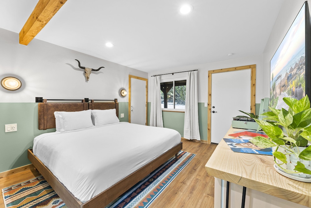 Premium Room, 1 King Bed, Valley View photo 3