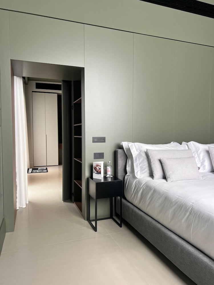 Deluxe Suite - Photo 10